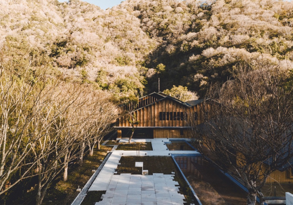 臺電南投「萬大發(fā)電廠」啟用全新木構(gòu)造辦公大樓！雲(yún)霧內(nèi)的環(huán)境教育基地，推動木構(gòu)造公共建築的創(chuàng)新實踐